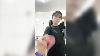 bé học sinh tắm cho các anh xem