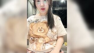 cắp vú cực đẹp của bé học sinh đã thế em lại còn xinh nữa chứ