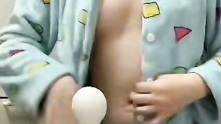 Nứng quá thủ dâm tạm bằng chân giường