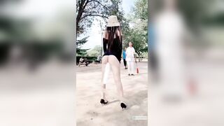 Tuột quần cắm đuôi cáo vào lỗ đít em gái thảng nhiên đi dạo ngoài công viên