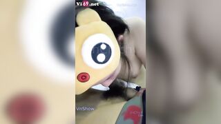 Bé học sinh lớp 10 mới vào đời làm gì cũng phải chỉ bảo em còn bỡ ngỡ