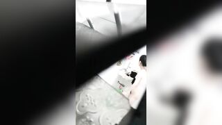 Quay lén em gái mới lớn tắm