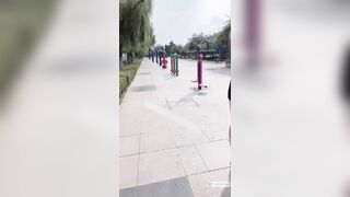 Nhéc đuôi cáo vào lỗ đít rồi đi dạo công viên như chốn khôg người em xứng đáng bị địt