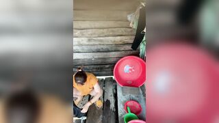 Thằng cháu dưới quê quay lén bà dì nó tới nỗi biết luôn chu kì của dì nó