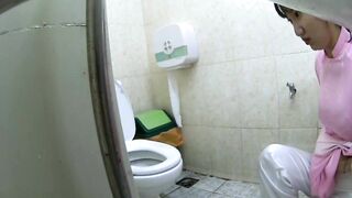 Học sinh cấp 2 cứ canh me quay lén cô giáo chủ nhiệm dạy môn Ngữ văn đi đái