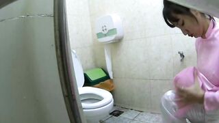 Học sinh cấp 2 cứ canh me quay lén cô giáo chủ nhiệm dạy môn Ngữ văn đi đái