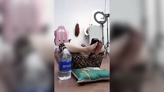 Uống coca bằng miệng...