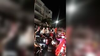 Việt Nam vô địch đi bão thôi