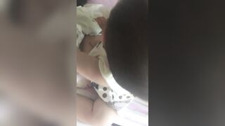 Chị gái ẵm con nhỏ lén lút trốn chồng đi ngoại tình với trai