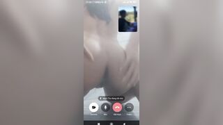 Bé này cũng *** body ngon quá ae lại còn chơi dầu gió nữa