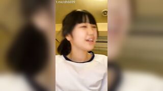 bé học sinh mới lớn tập cưỡi ngựa