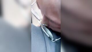 vừa lái xe vừa được em yêu bú cu cho thì còn gì bằng