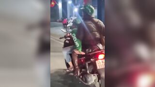 Grab sờ mông khách khi đang đi xe trên đường bị quay lén