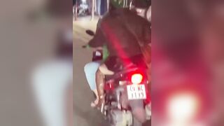 Grab sờ mông khách khi đang đi xe trên đường bị quay lén