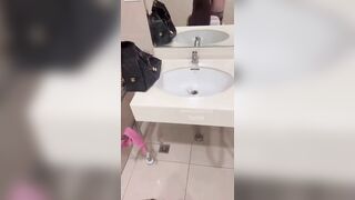 Gái dâm bú cu địt nhau trong nhà vệ sinh công cộng vú to lồn múp dâm đãng kích thích
