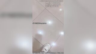 Gái dâm bú cu địt nhau trong nhà vệ sinh công cộng vú to lồn múp dâm đãng kích thích