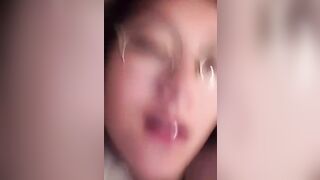 bé học sinh mặt xinh khoe hàng anh em bỏ lọ đi