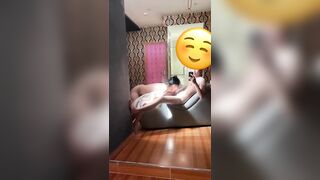 Ngọc Quyên 2k7 miệt mài dọn vệ sinh