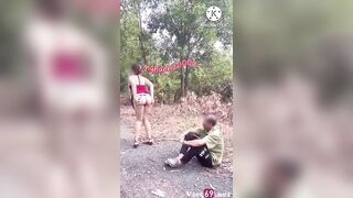 Dâm nữ cởi đồ sau lưng người lạ