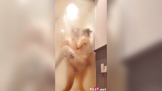 Làm tình trong phòng tắm mờ mờ ảo ảo với em gái vú to cực phê