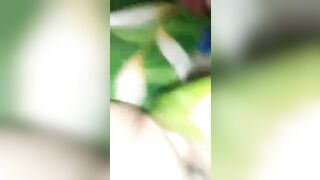 bé học sinh lấy dưa leo chọt bím ra nước trắng xóa
