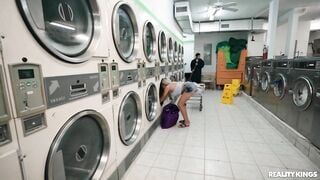 Public Some với anh nhân viên tiệm giặt đồ