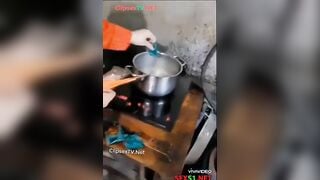 Đang nấu Mì tôm, Bị thh bạn Tụt quần Hấp Dâm Lút Cán xuất tinh đầy lồn