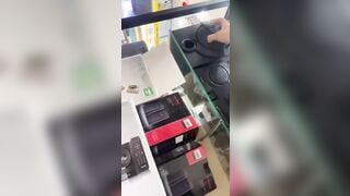 Tuyển Tập Clip Quay Lén Ở Thế Giới Di Động Háng Mấy Em Xinh Tươi