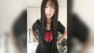 bé học sinh loli có gương mặc cực xinh