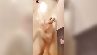 Tưởng nhà đi vắng vào phòng tắm thấy mẹ và bác họ đang địt nhau