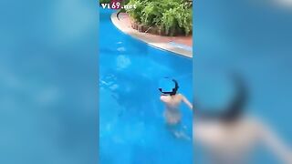 Thua kèo cá độ, em gái phải khoả thân đi khắp làng từ sáng tới đêm