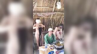 Lẩu đắt vl.em cởi hết quần áo là tiền lẩu gấp 2