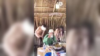 Lẩu đắt vl.em cởi hết quần áo là tiền lẩu gấp 2