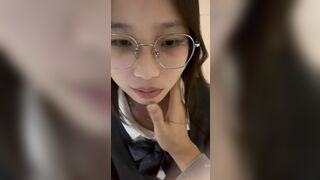 bé học sinh lớp 12 bú cu cho thầy giáo để xin điểm