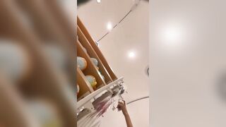 bé học sinh đi siêu thị bị biến thái quay lén dưới váy