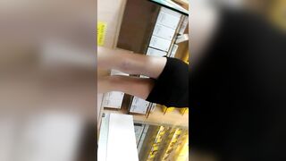 quay lén dưới váy nhân viên TGDD