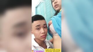 Học sinh ụ nhau trong trường