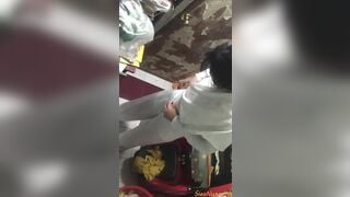 quay lén bé học sinh thay áo dài để đi học