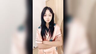 2 chị em ruột dẫn nhau để cho trai địt tập thể