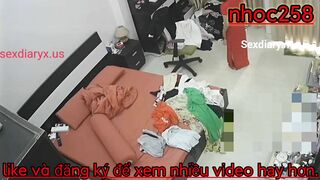 Hack cam vô tình thấy cô giáo ở phòng vừa nghe điện thoại vừa móc lồn thủ dâm