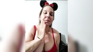Bà già dâm, xin tinh trùng rửa mặt