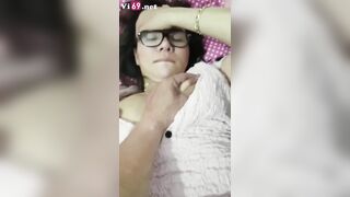 Clip Sex Lên giường cùng chị kế toán đang nuôi con nhỏ, vừa chịch vừa bú hết sữa còn