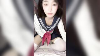 E học sinh xinh đẹp livetream show hàng móc lồn thủ dâm bằng sextoy trog kí túc xá