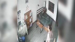 Không hiểu bà chị bị gì mà tự nhiên tụt quần cho thằng bé liếm đít