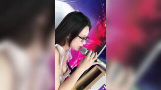 Quay lén em gái lộ vú hát thử mic trong siêu thị