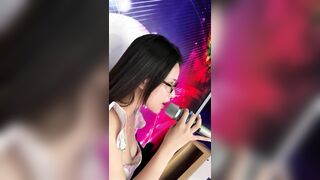 Quay lén em gái lộ vú hát thử mic trong siêu thị