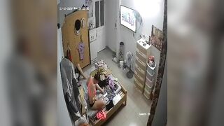 Thằng em út ngơ ngác khi thấy chị 2 nó cởi áo lộ ngực trước mặt nó