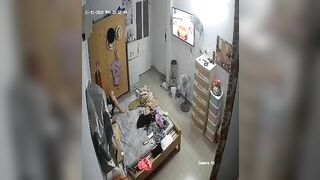 Thằng em út ngơ ngác khi thấy chị 2 nó cởi áo lộ ngực trước mặt nó