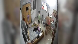 Thằng em út ngơ ngác khi thấy chị 2 nó cởi áo lộ ngực trước mặt nó