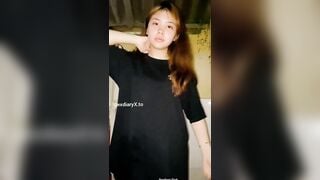 Em gái mới lớn ở nhà nứng lồn quá thủ dâm với dưa leo cho sướng lồn ra nước luôn